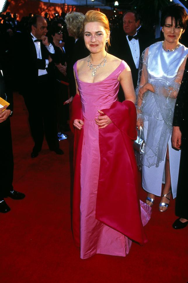 Antes de que Gucci pusiera de moda el 'color block', la actriz desafió al refrán de "rosa y rojo, patada en el ojo", y se presentó con esta combinación de Pepto Bismol en los Oscar de 1996.