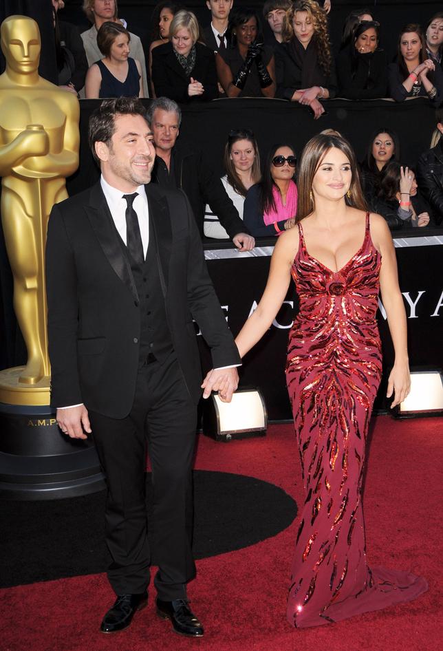 Nuestra actriz ha lucido el mejor diseño de la historia de los Oscar (aquel rosa empolvado inolvidable de Versace en 2007), y también uno de los peores: este diseño de L'Wren en 2011.
