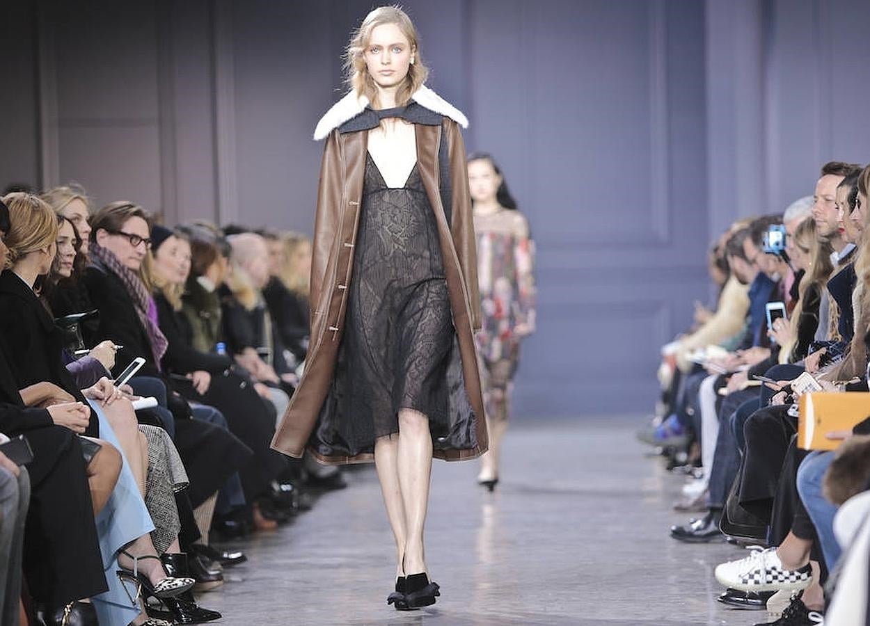 Vestido lencero transparente combinado con abrigo pelo.