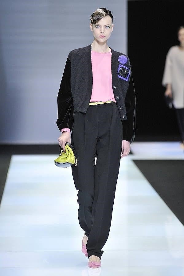 -Bómber negra con mangas en contraste.