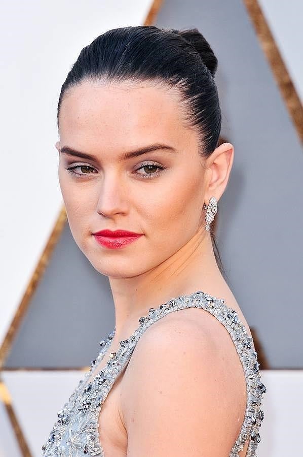 Daisy Ridley lució un moño pulido entrelazado y un sencillo maquillaje en el que destacaban sus labios rojos.
