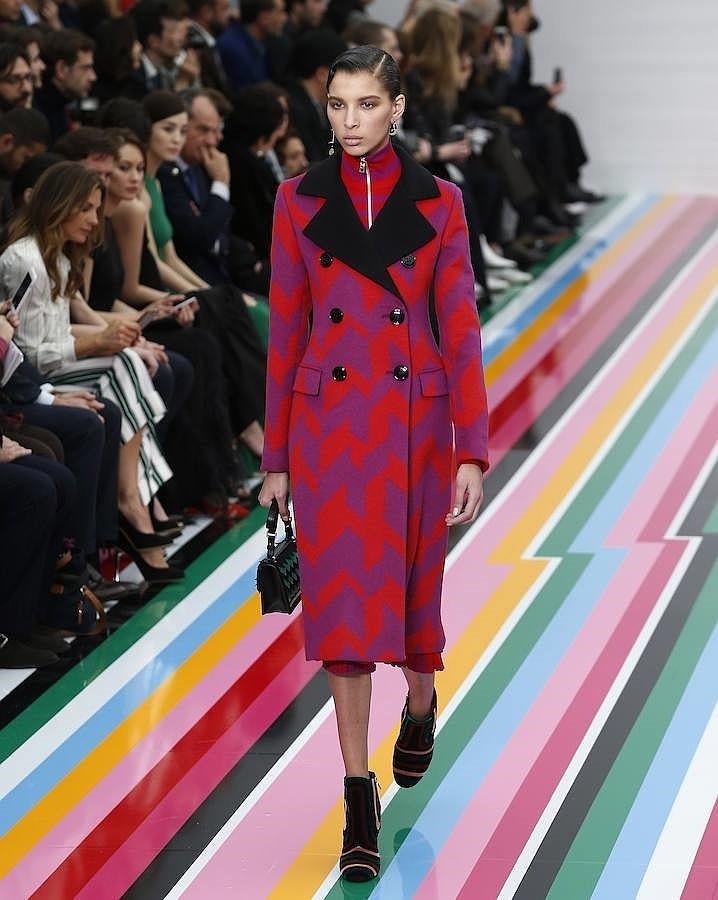 Abrigo por debajo de la rodilla decorado con estampado geométrico.