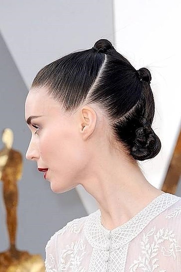 Rooney Mara con un recogido pulido formado por tres mini moños.