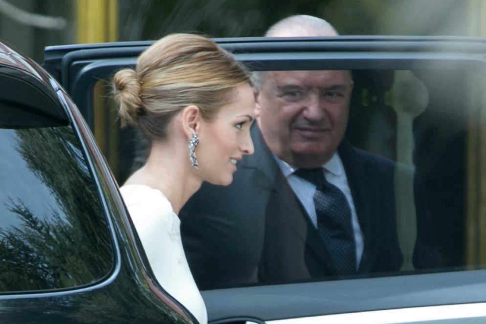 Los pendientes en cascada que escogió la novia los firmaba San Eduardo Joyeros.