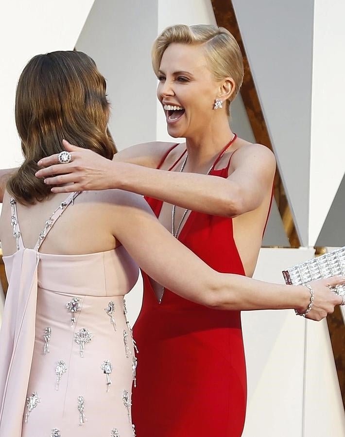 Charlize Theron y Emily Blunt, dos buenas amigas que se reencuentran en la alfombra roja.
