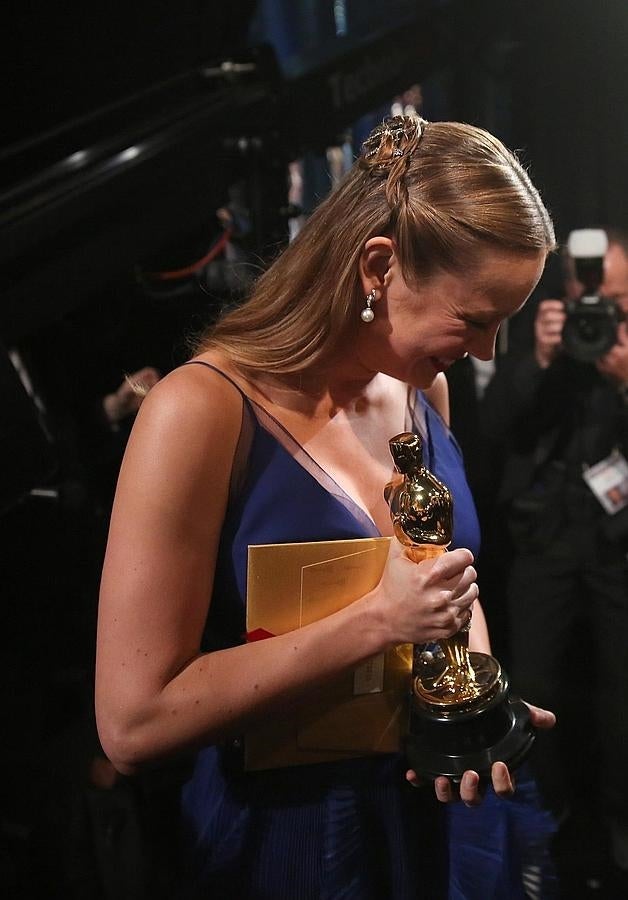 Brie Larson ofeció un recital de gestos y muecas tras alzarse con el Oscar a la Mejor actriz por 'La habitación'.