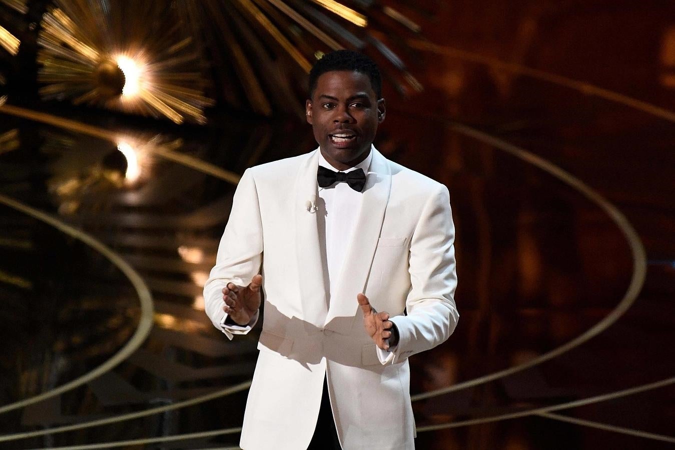 Chris Rock reabre la polémica sobre el racismo en Hollywood con su monólogo inicial.