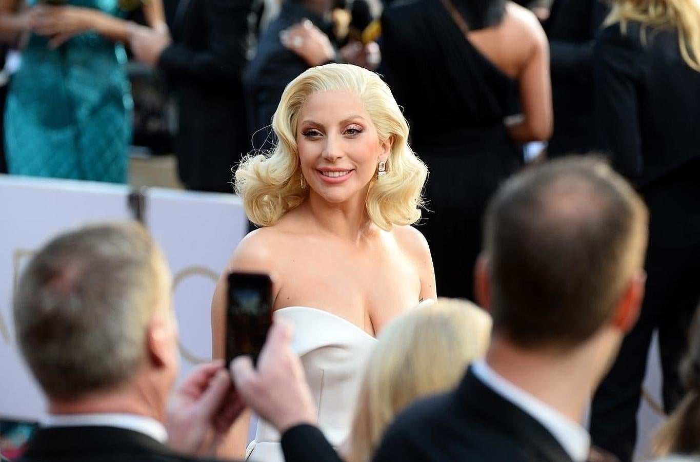 Lady Gaga se deja fotografiar en la alfomgra roja de los Oscar 2016.
