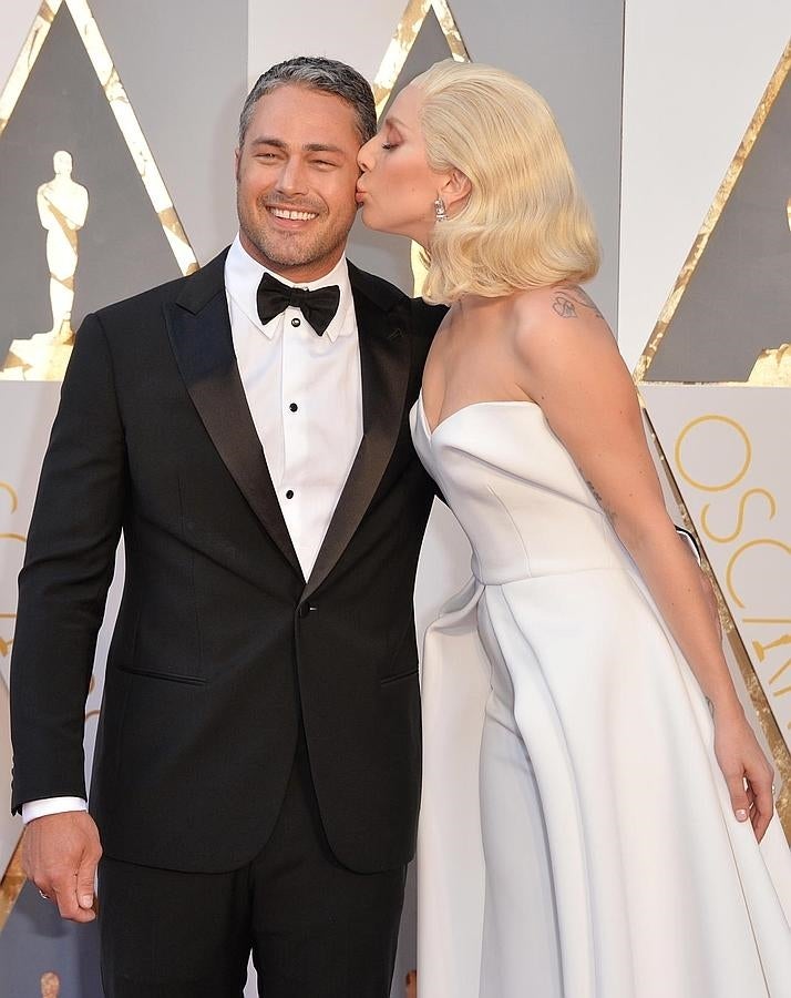 Los gestos de ternura y cariño de Lady Gaga y Taylor Kinney han sido constantes durante su paso por la alfombra roja.