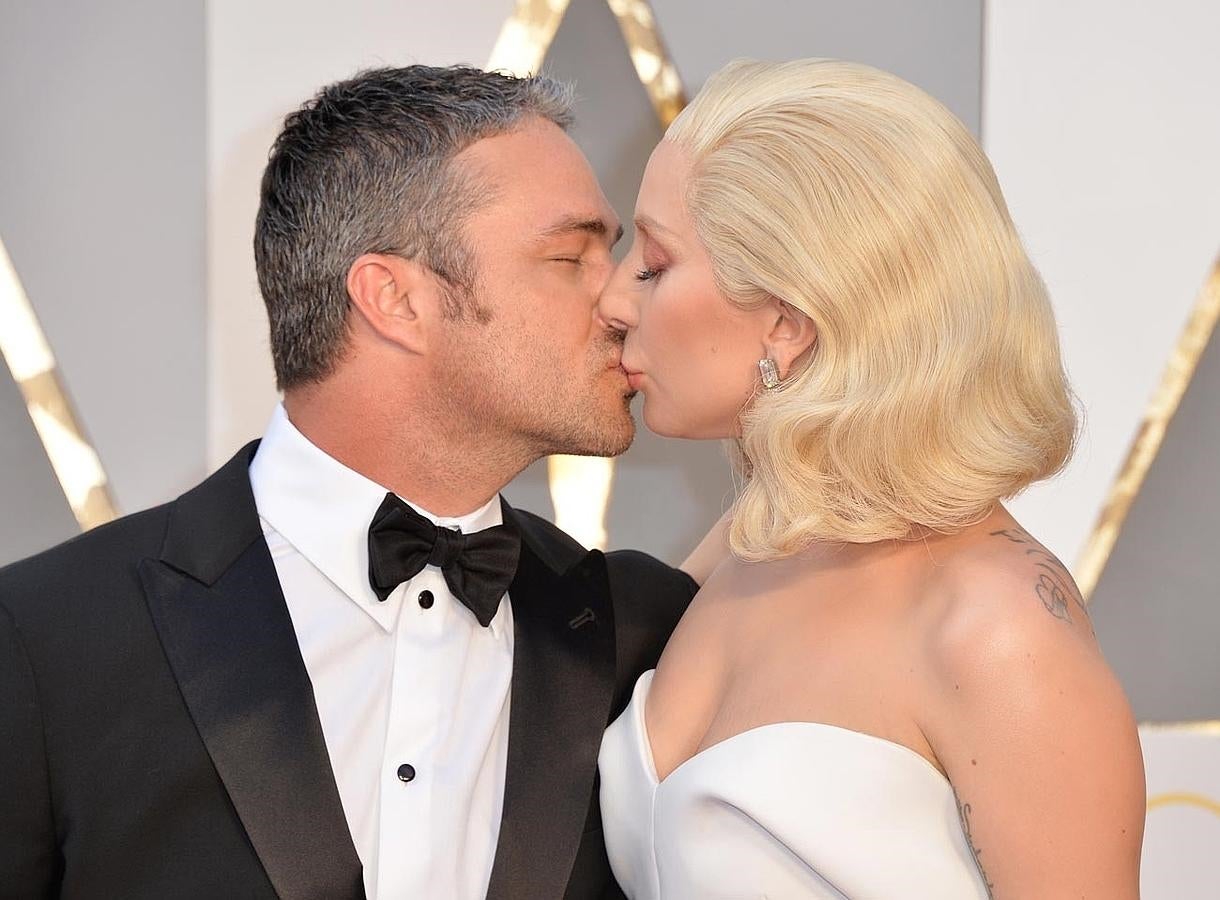 Lady Gaga y Taylor KInney regalan este beso a los fotógrafos acreditados en la 88ª edición de los Premios Oscar.
