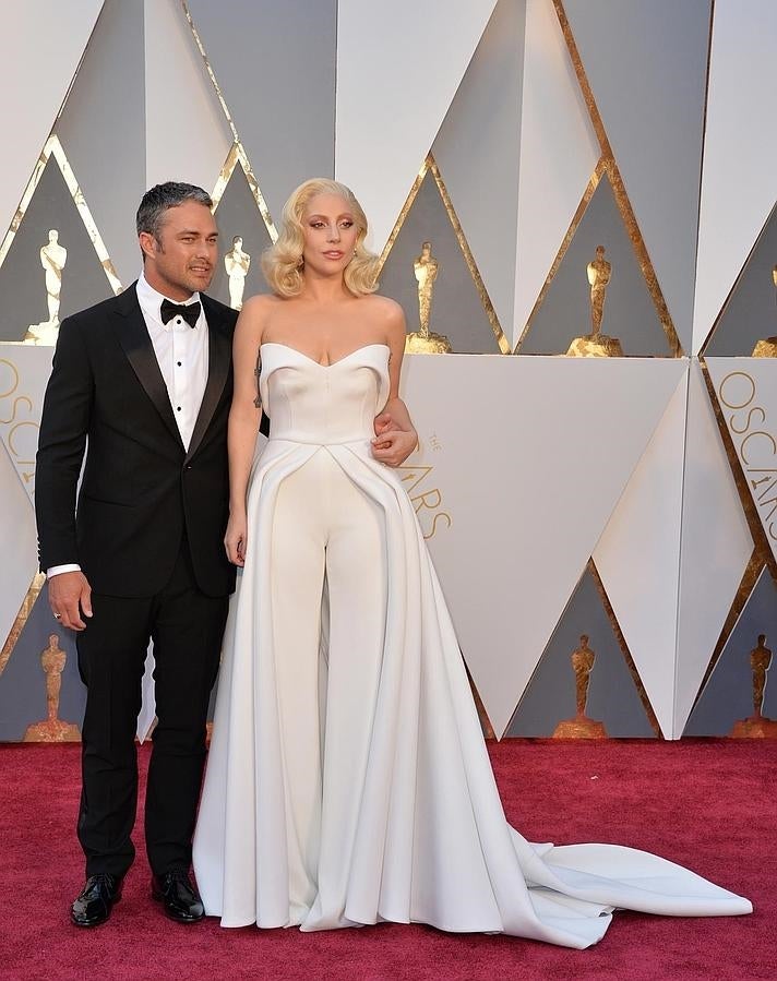 Lady Gaga posa con su prometido en unos Oscar que serán los primeros en los que fue nominada.