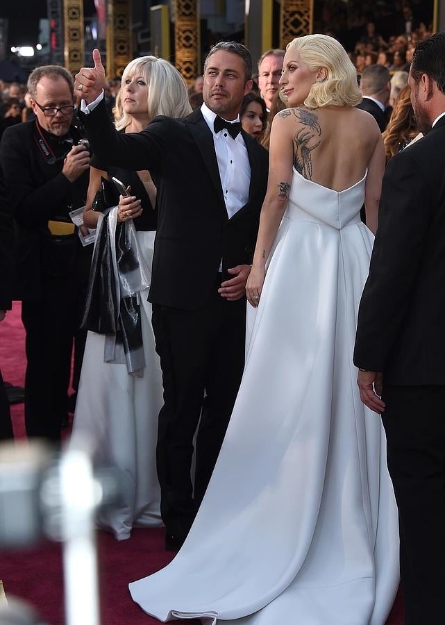 Lady Gaga comparte con su prometido, Taylor Kinney, el momento dulce que está viviendo en su carrera.