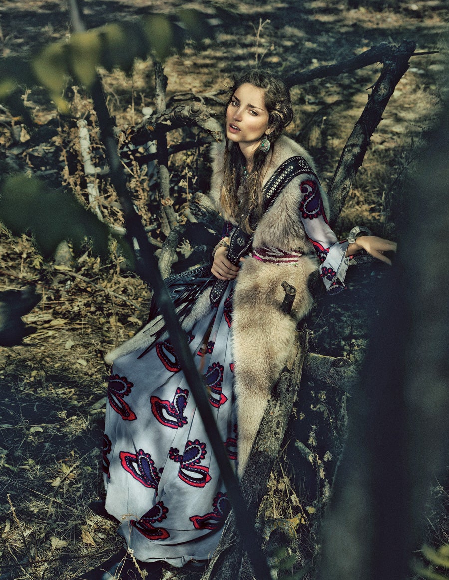 Sobre un vestido de Tete by Odette, chaleco de pelo, de Brunello Cucinelli, con cinturón de Maliparmi. El bolso bandolera es de Dsquared2 y los collares, brazaletes y pendientes son diseños de Nurbijou. Estilismo: José Herrera. Maquillaje y peluquería: Ricardo Calero (Talents) para Chanel y Bumble & Bumble.