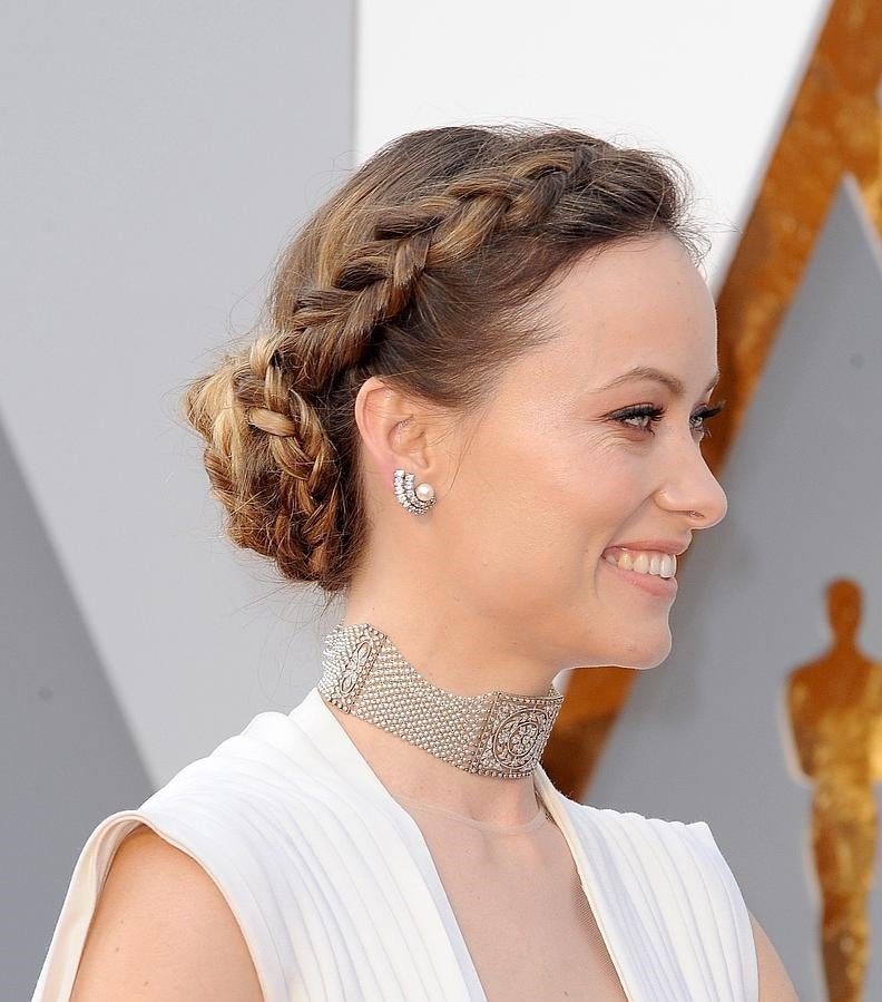 Olivia Wilde lució uno de los peinados más bonitos de los Oscar 2016: un recogido trenzado que combinó con un discreto maquillaje y que era perfecto para su vestido de corte helénico.