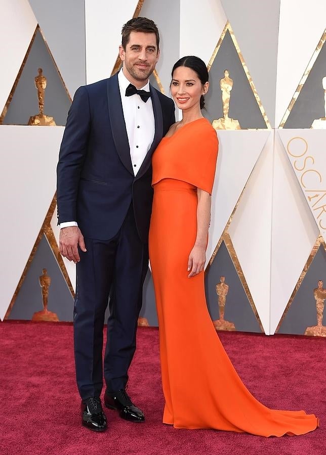 Olivia Munn, espectacular, llega con su pareja, Aaron Rodgers.