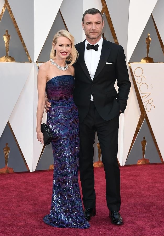 Naomi Wats posa con su marido a la llegada a los Premios Oscar 2016.