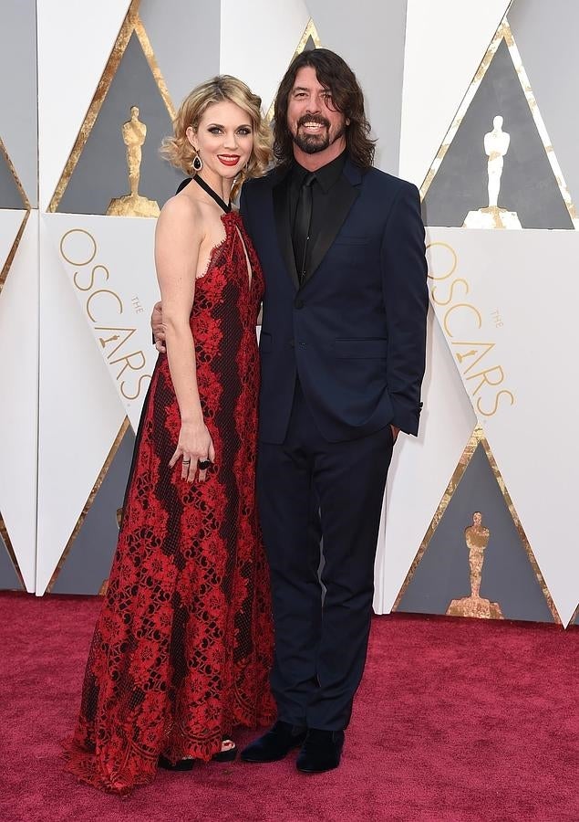 Jordyn Blum y Dave Grohl aprovechando su momento de gloria en la alfombra roja.