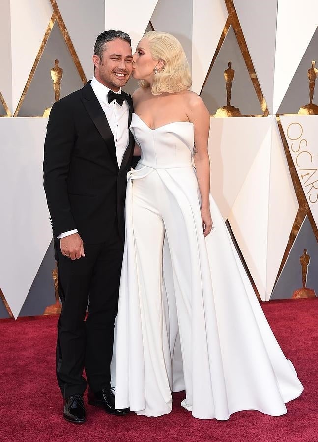 Lady Gaga junto a su prometido en la alfombra roja de los Oscar.