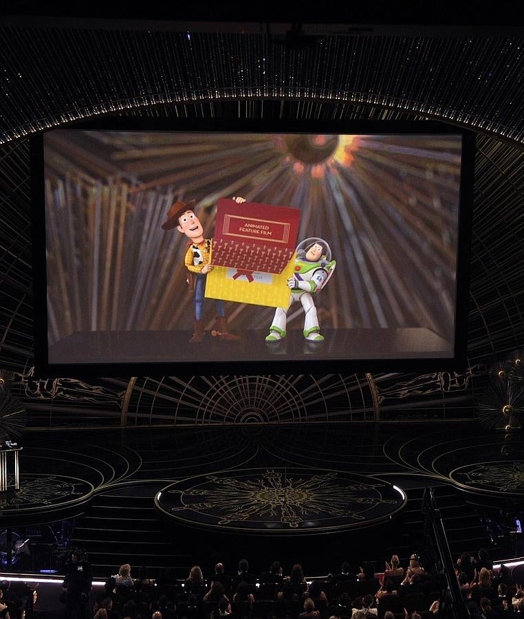 Buzz Lightyear y Woody presentan uno de los premios en la 88ª edición de los Premios Oscar.
