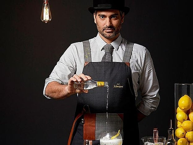 Diego Cabrera, mixólogo, con look creado por Ana Martínez Fesser.