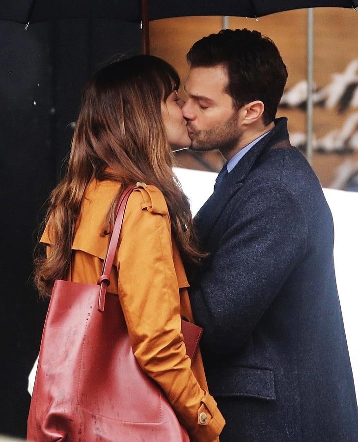 Los actores, que dan vida a Christian Grey y Anastasia Steele, se dan un apasionado beso en el rodaje.