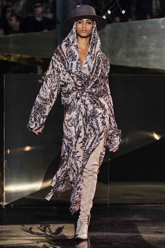 Los estampados cobran protagonismo en una colección inspirada en las mujeres fuertes y con carácter.