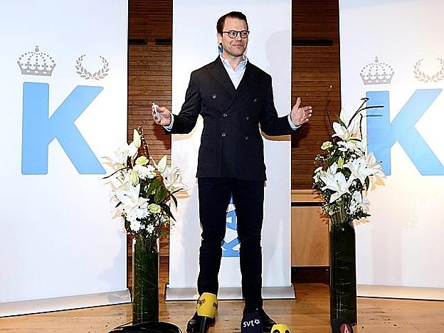 Daniel Westling anunciando en rueda de prensa en nacimiento de su segundo hijo.