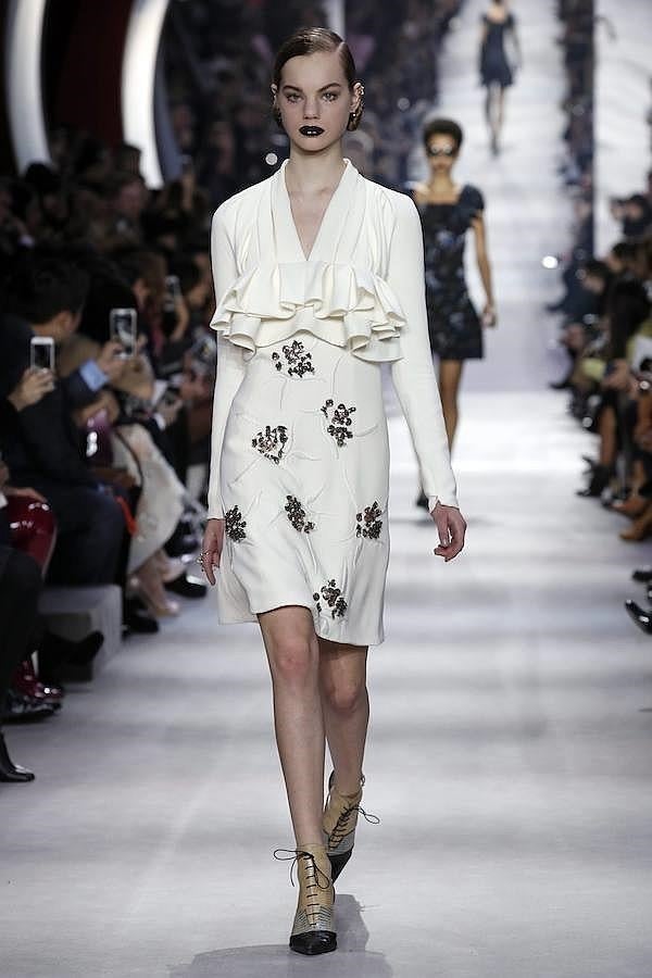 Vestido blanco con volantes en pecho decorado con brillos.