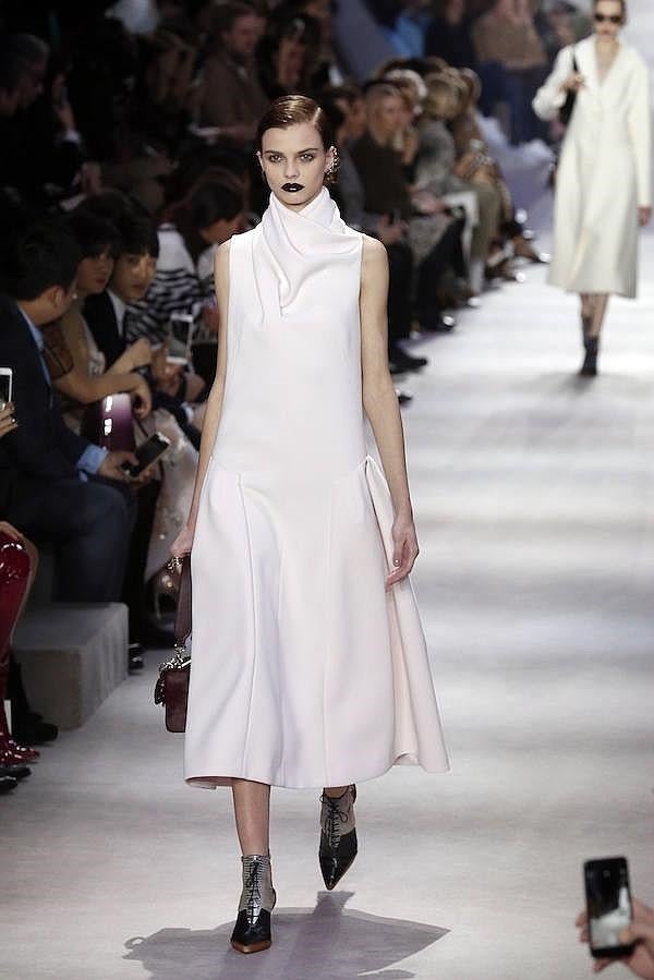 Vestido oversize de color blanco.