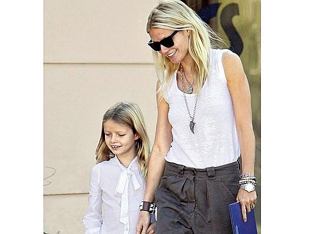 Gwyneth Paltrow lleva de la mano a su primogénita, Apple.