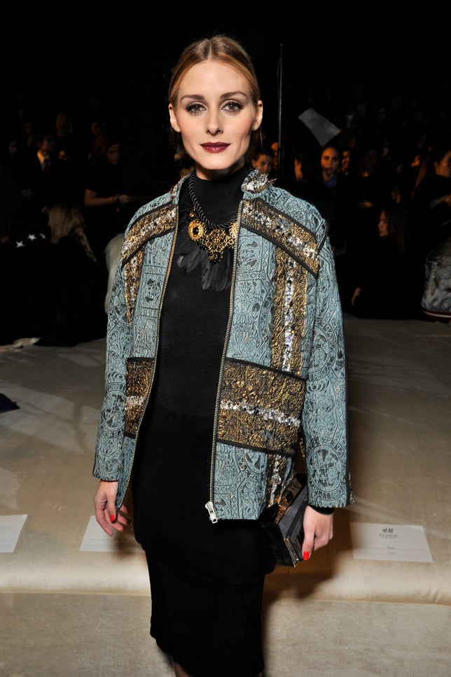 La influencer superpusó una original chaqueta bordada sobre vestido negro con detalle de maxi collar étnico.