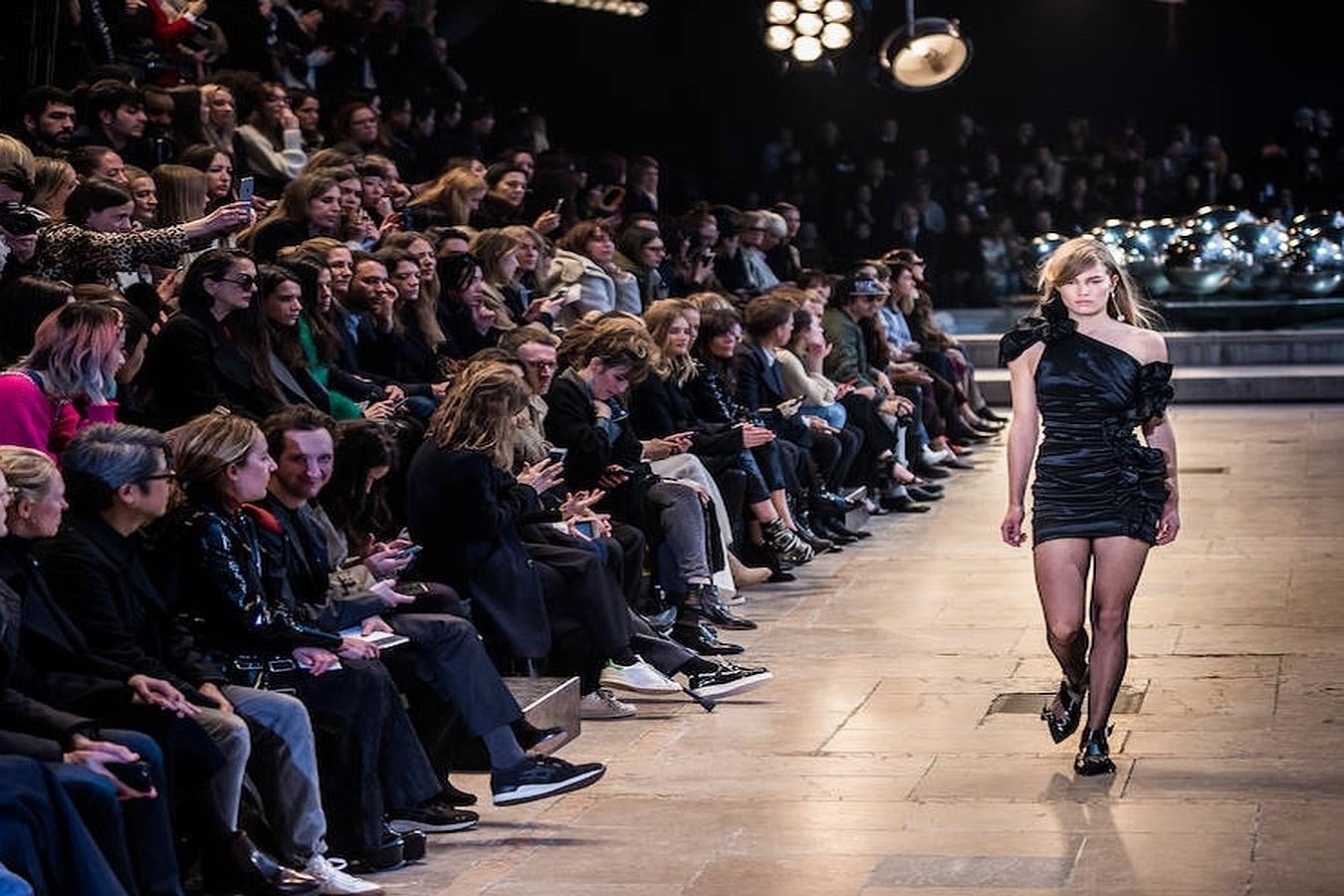 Vestino negro con manga asimétrica y volante.