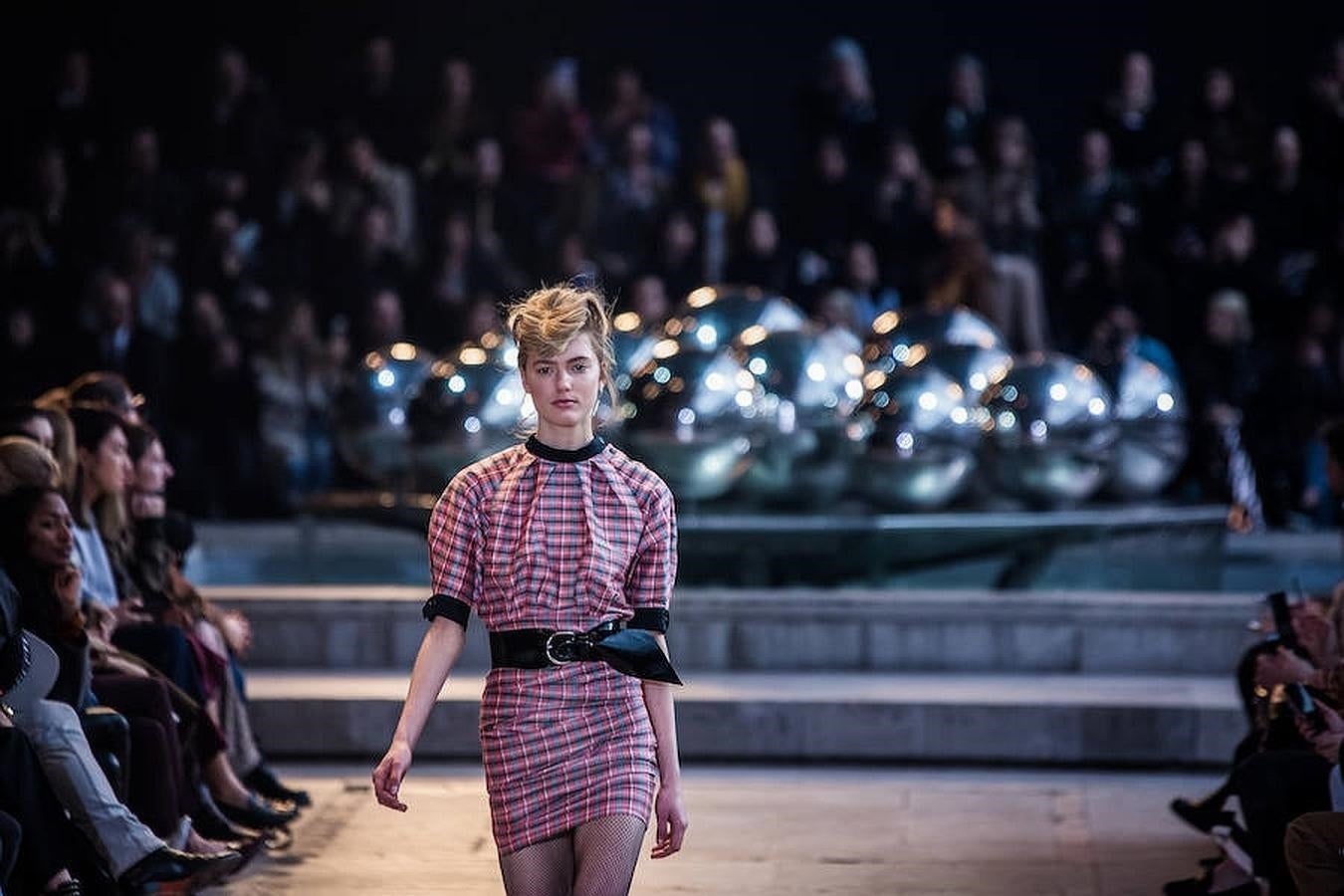 Vestido decorado con cuadros y cinturón negro.