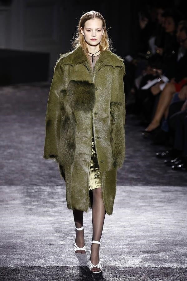 Abrigo de pelo en color verde militar.