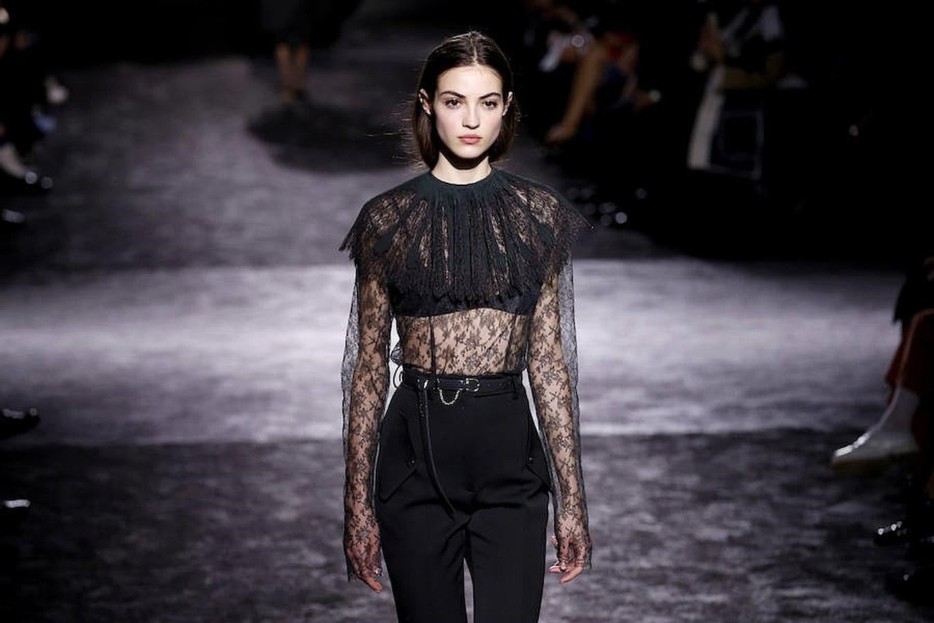 Blusa de encaje transparente combinado con pantalón de tiro alto.