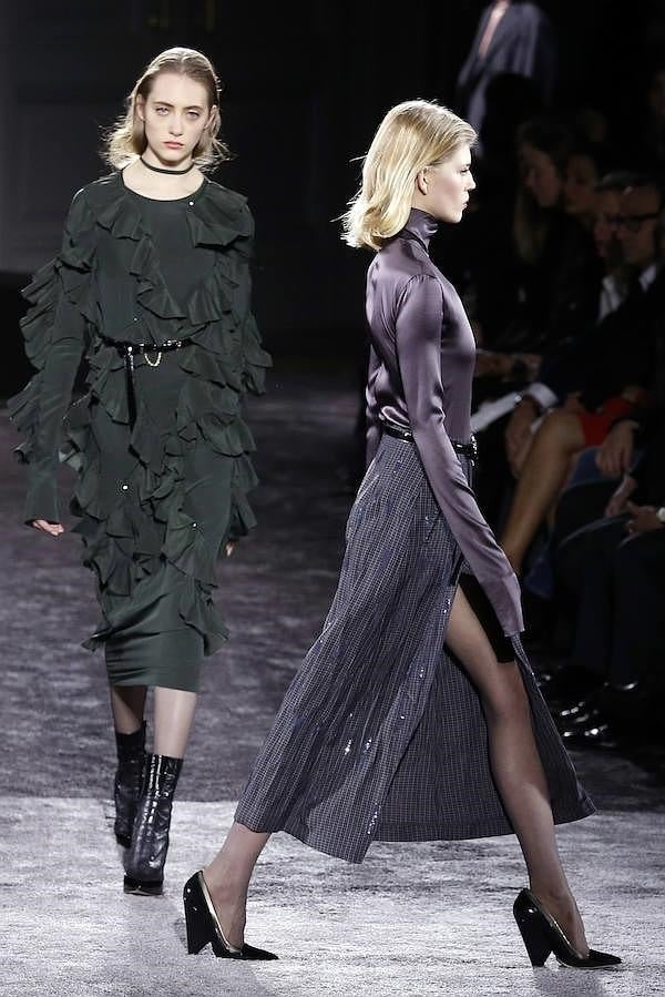 Vestido verde botella con volantes.