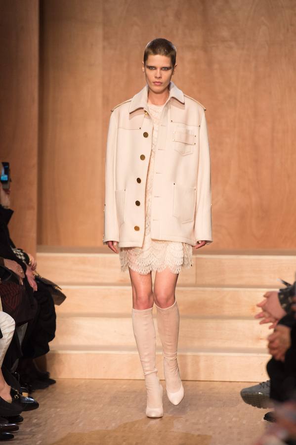 Los vestidos lenceros se acompañan de armadas chaquetas para crear un efecto de contraste