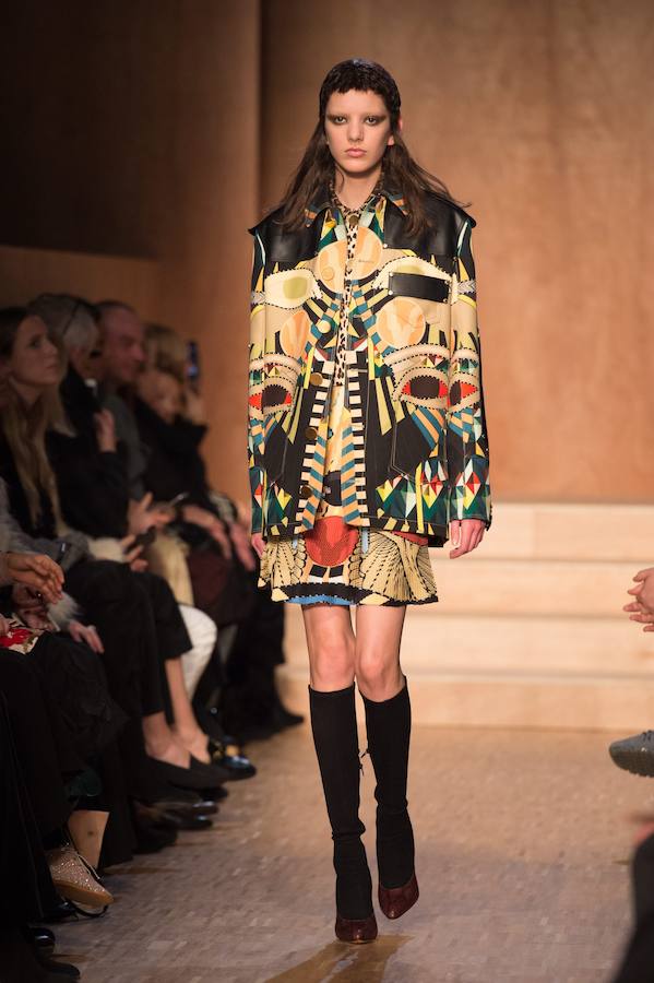 Dibujos que recuerdan al antiguo Egipto entre las apuestas de la colección que se ha visto sobre la pasarela