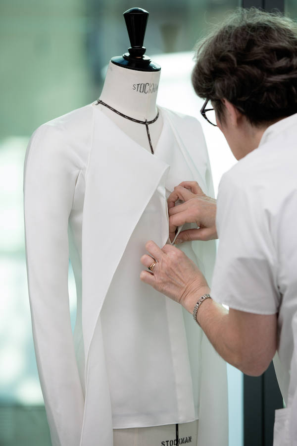 En el talles de la casa Dior se trabaja hasta el último minuto