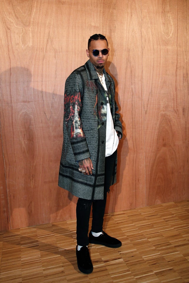 El cantante lució uno de los abrigos de la colección de Givenchy.