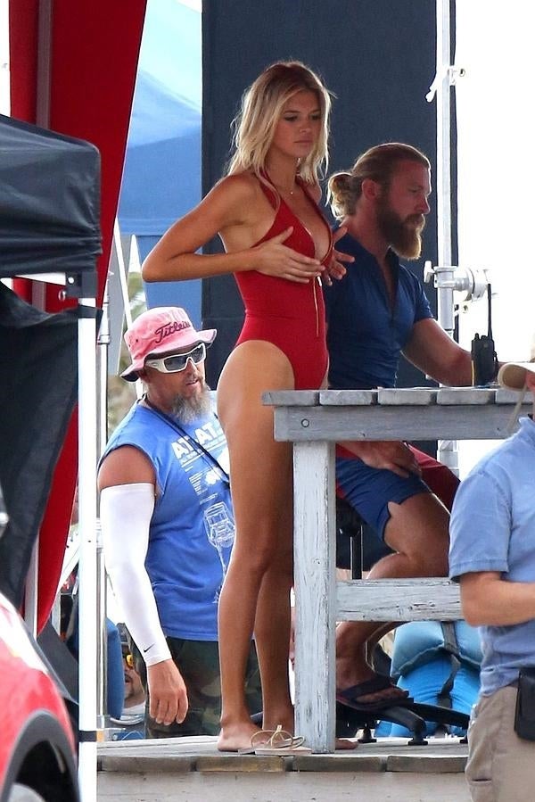 Kelly Rohrbach, 'pillada' en el set de 'Baywatch' haciendo juegos malabares.