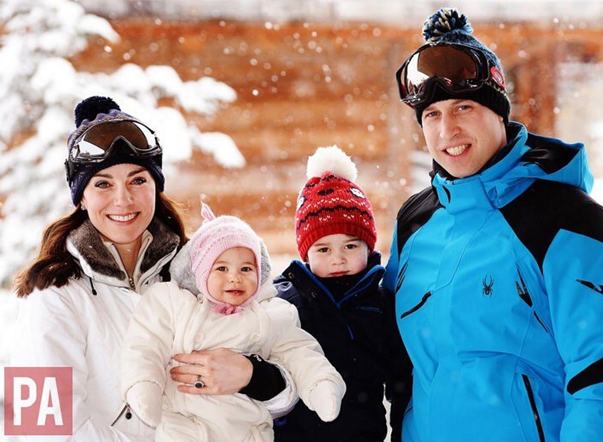 Los duques de Cambridge han hecho públicas las imágenes de su primer viaje a la nieve con sus dos hijos, Carlota y George.
