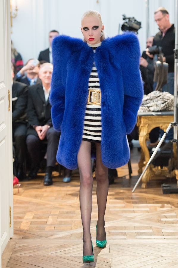 Sobre vestido a rayas, colorido abrigo de piel con el que la firma propone afrontar el próximo invierno