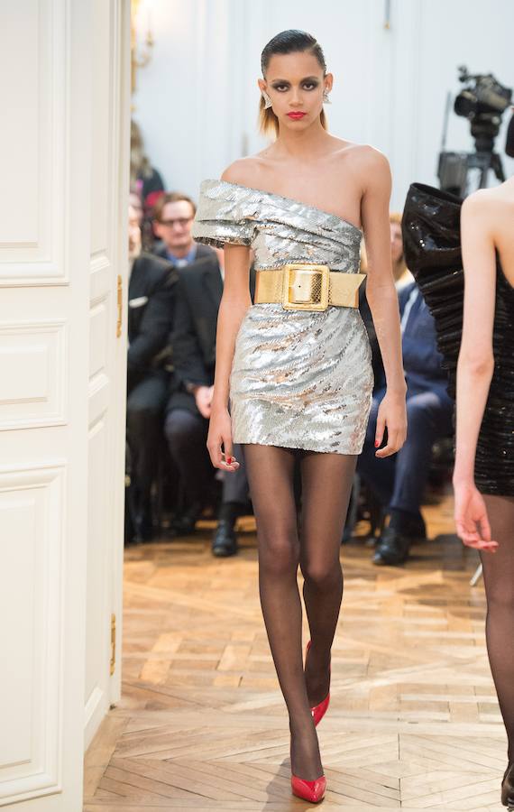 Los minivestidos en plata y oro se convierten en imprescindibles para Heidi Slimane