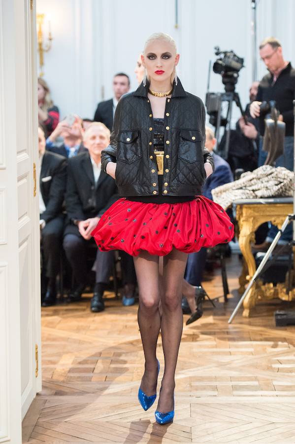 En clave ochentera, uno de los looks que Heidi Slimane ha subido a la pasarela de París