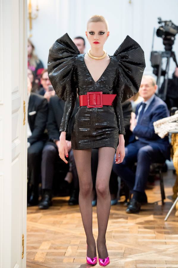 Cintura marcada, hombros cargados de volumen y tacones de aguja, entre las propuestas de Saint Laurent