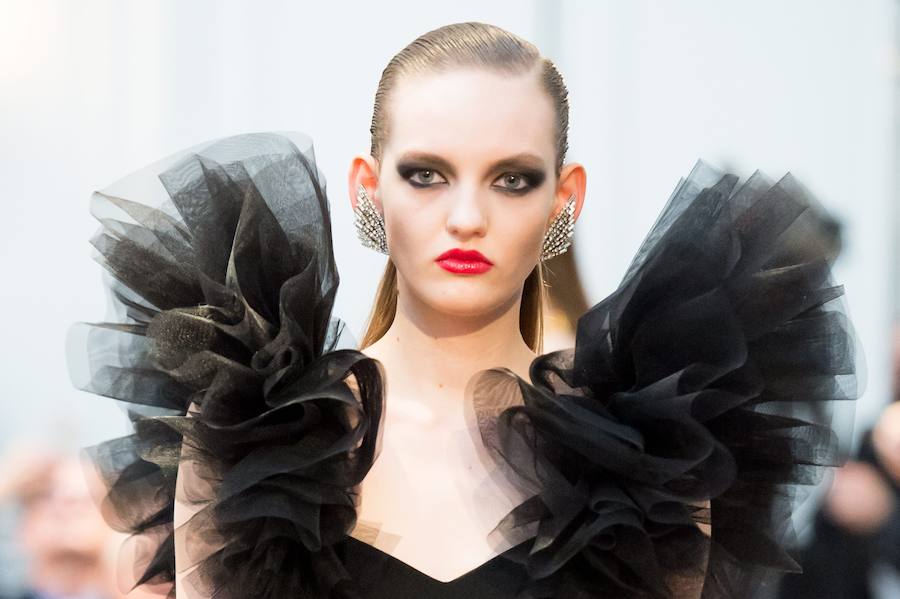 Detalles del maquillaje, el peinado y las joyas que acompañaban a las modelos del desfile de Saint Laurent