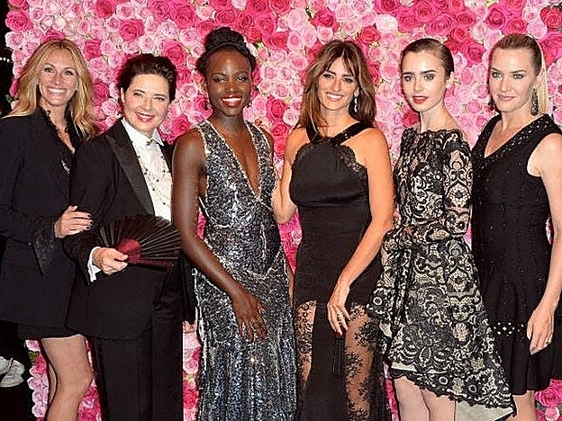 De izquierda a derecha: Julia Roberts, Isabella Rossellini, Lupita Nyong'o, Penélope Cruz, Lily Collins y Kate Winslet en la fiesta del 80º aniversario de Lancôme.