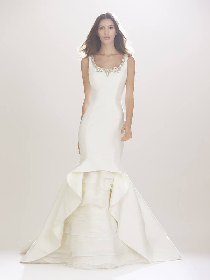 Ajustado, con detalles de pedrería en el escote y original falda, así es el vestido de la firma