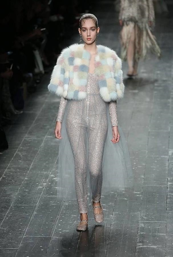 Con tutú de bailarina incluido, esta pieza metalizada que la casa ha subido a la pasarela de París